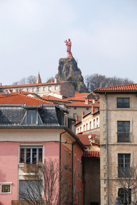 欧洲城市景观与高耸的雕塑图片