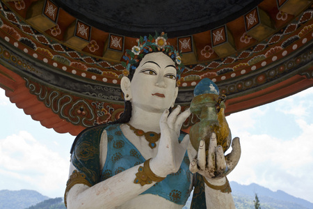 女神雕像khamsum yuelley 天珠右为普那卡不丹