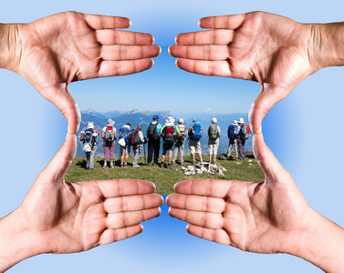 雄性的手在白色的bac上互相相对一组四只手画的黑色心脏孤立在白色上