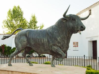 在塞维利亚，西班牙斗牛竞技场前公牛雕像