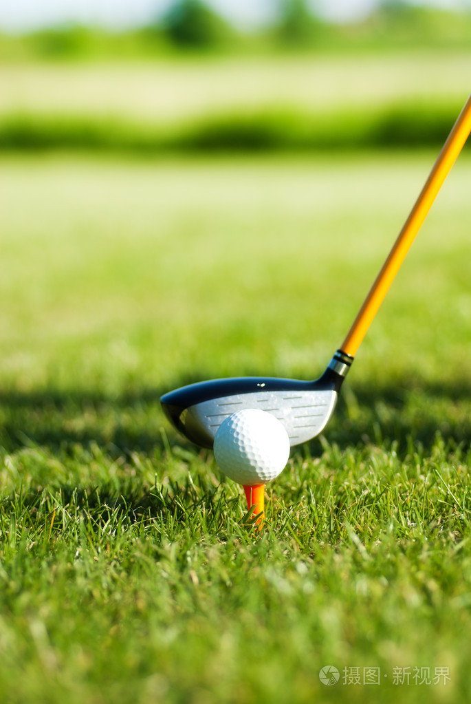 在上一个三通和高尔夫俱乐部背后的高尔夫球上关闭照片-正版商用图片1