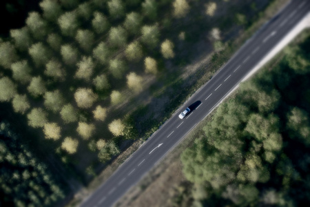 在法国的道路上的车高角度视图