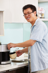 亚洲男性煮咖啡