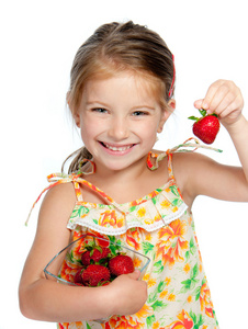 持有草莓的小可爱女孩