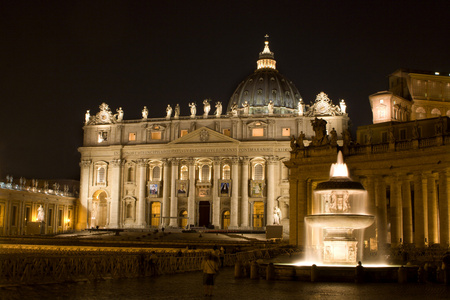 罗马圣彼得 s 大教堂和喷泉在晚上