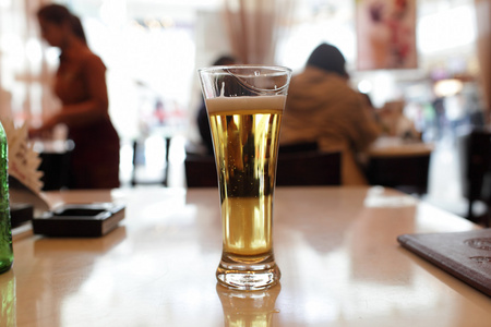 杯在桌上的啤酒图片