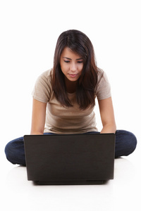 年轻女性使用的便携式计算机