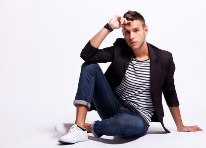 模特坐着图片-模特坐着素材-模特坐着插画-摄图新视界