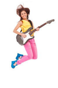 有激情的女人吉他弹奏者在空气中跳转