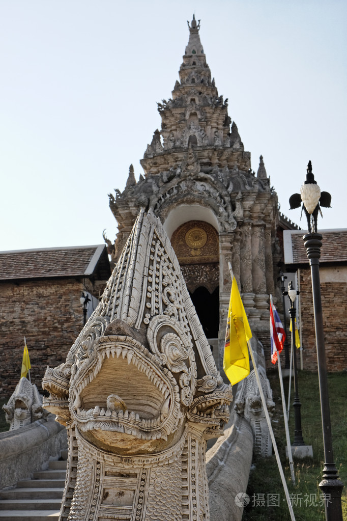 泰国南邦府省 pratartlampangluang 寺 入口处的佛教寺庙宗教造像