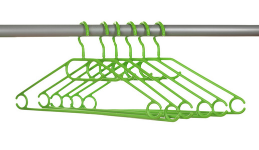 塑料衣架白色上孤立的行中