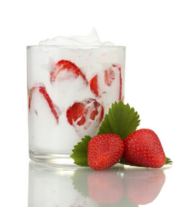 美味酸奶在玻璃和草莓上白色隔离