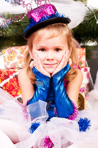 一个女孩在与礼物的圣诞树下