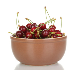 成熟的樱桃浆果在碗上白色隔离