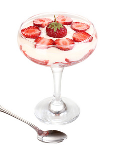成熟的草莓奶油白色上孤立 glass
