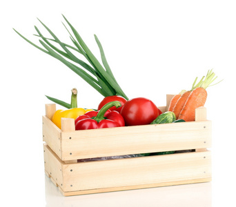 新鲜蔬菜在孤立在白色的板条箱