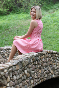 粉红色的裙子美丽的年轻女孩