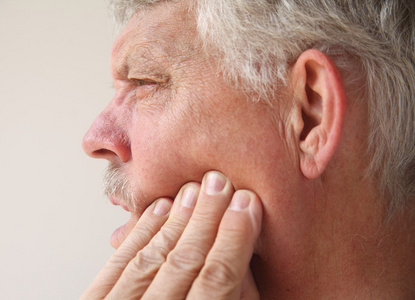 牙或下颚疼痛的男人