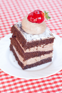草莓格子织物上的漂亮蛋糕