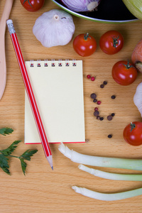 新鲜的蔬菜和一本笔记本