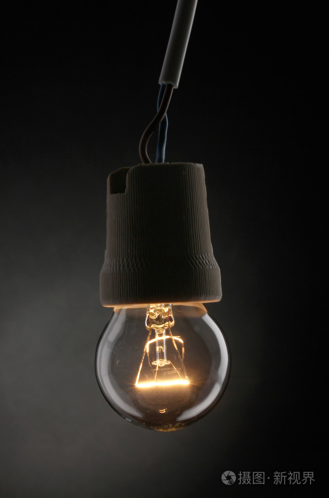黑色背景上亮起的灯泡
