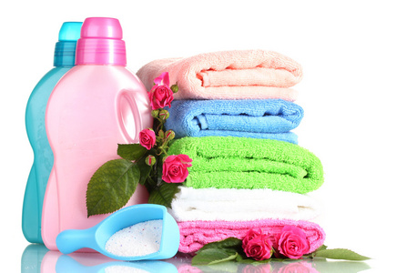 洗涤剂洗涤粉和隔离在白色的毛巾
