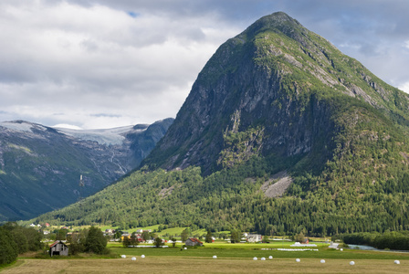 令人惊叹的挪威山风景