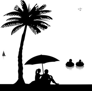 在海中游泳的小孩和父母坐在棕榈树剪影下海滨