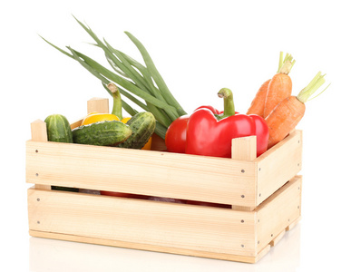 新鲜蔬菜在孤立在白色的板条箱