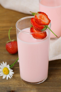 草莓奶昔牛奶新鲜浆果与鸡尾酒