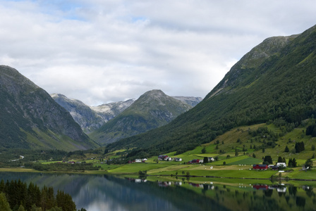 令人惊叹的挪威山风景