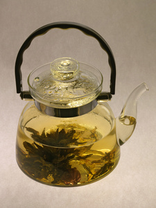 茶壶配热茶图片