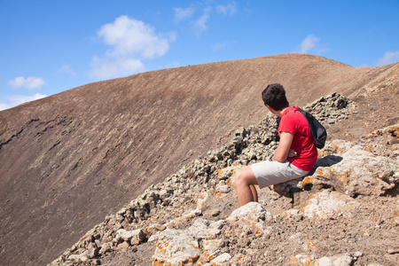 十几岁的男孩休息，破火山口远足