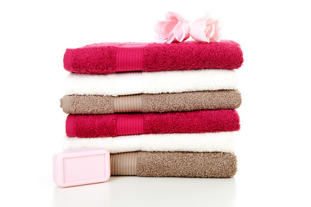 堆五颜六色的毛巾和香皂
