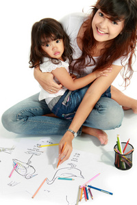 妈妈和她的小女儿一起绘图