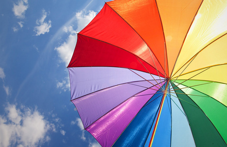 天空背景上的彩虹伞