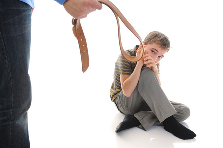 严厉的父亲惩罚他的儿子照片