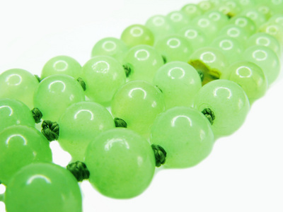 绿色的彩色珠子的堆