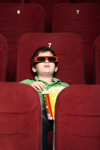 一个男孩在电影院的爆米花