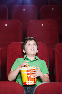 快乐的孩子在电影院