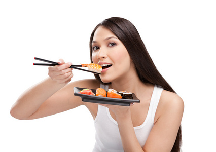 有吸引力的女人用筷子吃寿司