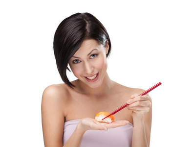 微笑着用筷子持有寿司的年轻女性
