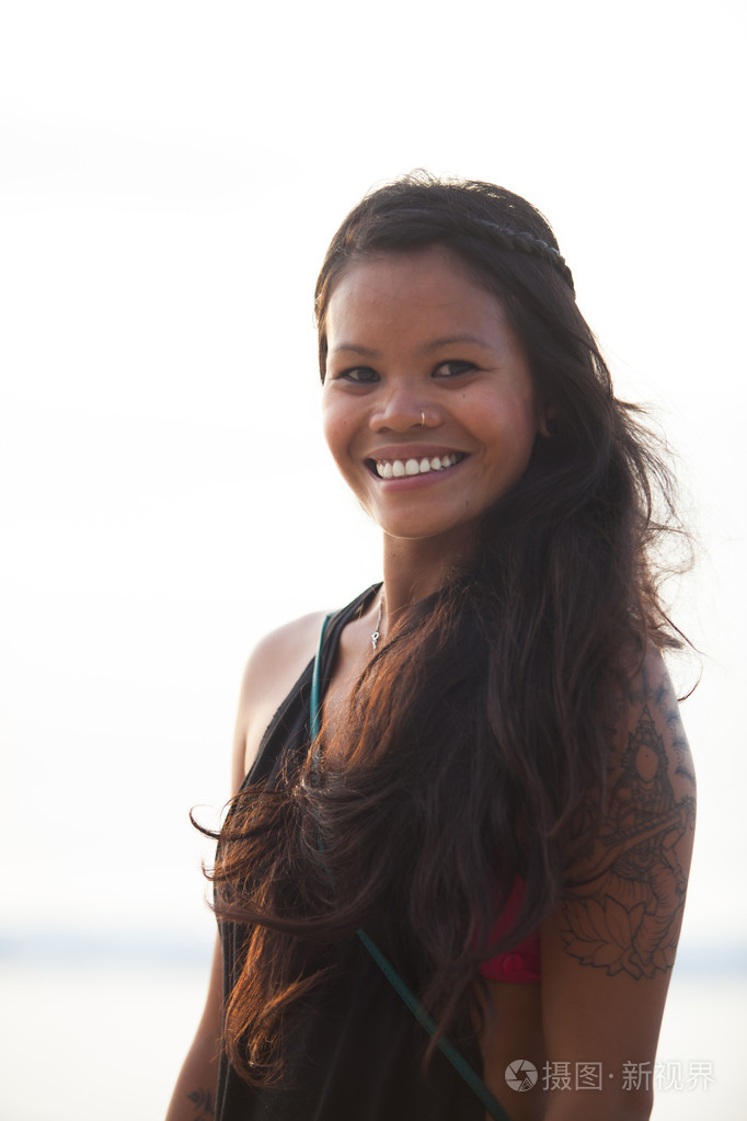 年轻的亚裔女子