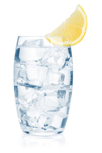 杯纯净水与冰的多维数据集和柠檬片