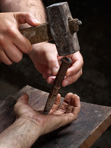跨被钉十字架图片