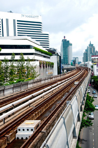曼谷，泰国   6 月 25 日 在天空上火车铁轨列车中