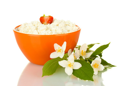 草莓橙碗和孤立在白色的鲜花与奶酪