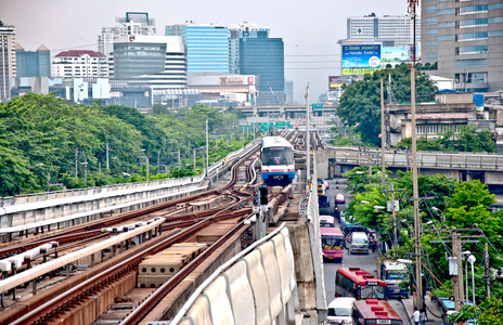 曼谷，泰国   6 月 25 日 在天空上火车铁轨列车中