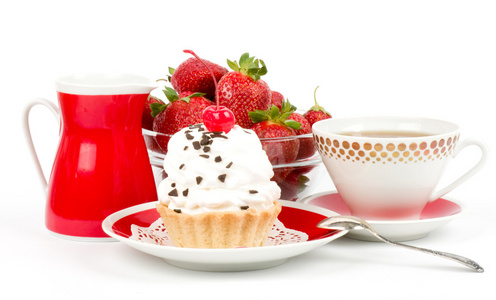 甜点草莓和樱桃的背景板上的甜蜜蛋糕
