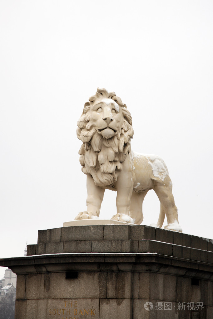 雪盖的狮子雕像